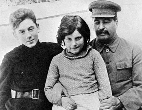 Сайт Изюмова Юрия. Сталин со своими детьми