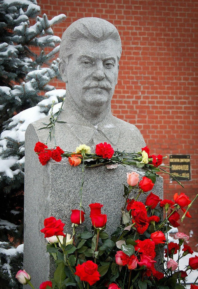 Цветы на могиле Сталина. Сайт досье Изюмова Юрия