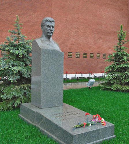 Памятник Сталину на могиле у Кремлевской стены. Сайт Изюмова Юрия