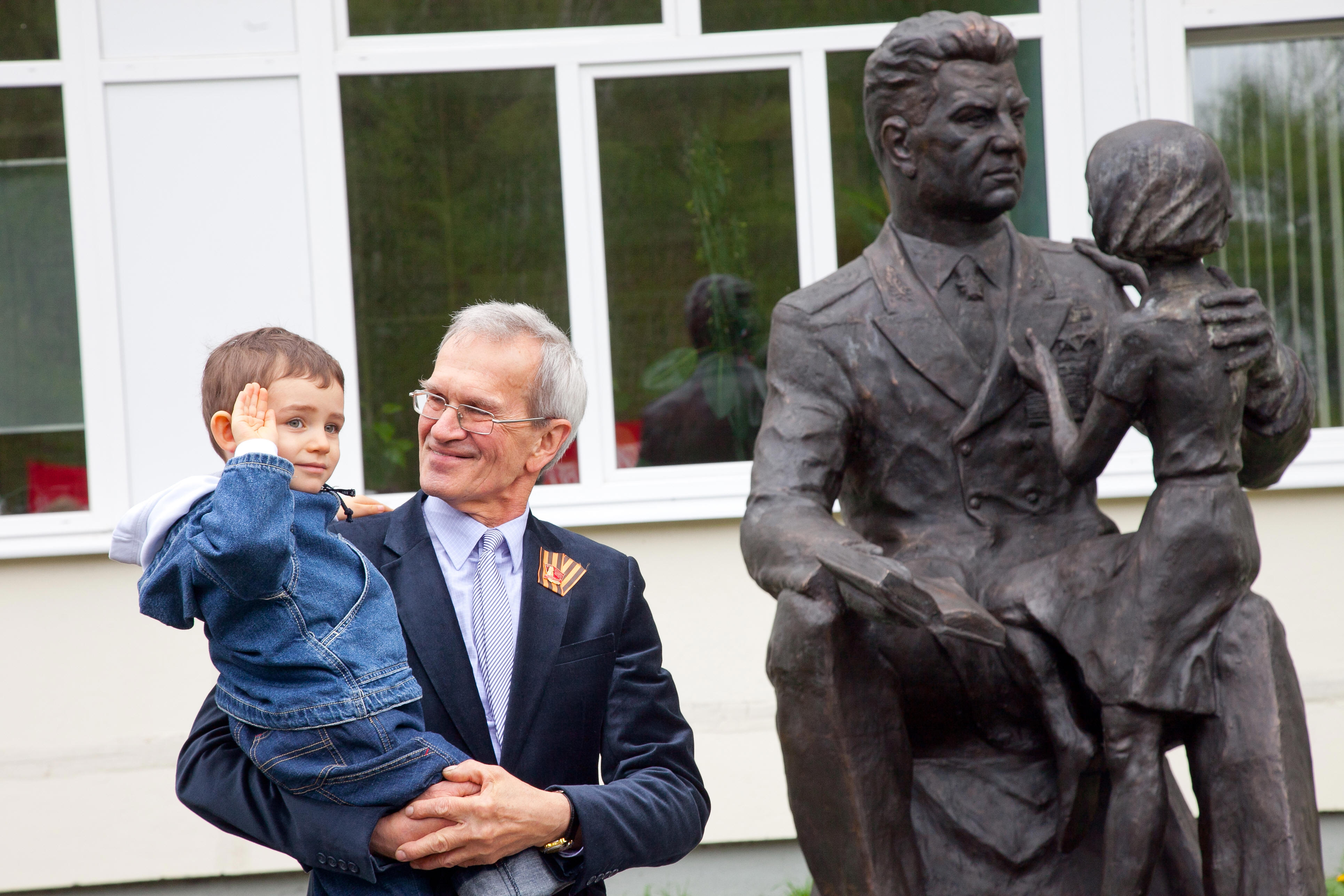 Чуйков А. со своим внуком, который является правнуком маршала. Сайт Досье Изюмова Юрия