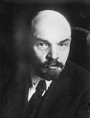 http://izyumov.ru/Vospominaniy_LG/Lenin.gif height=289